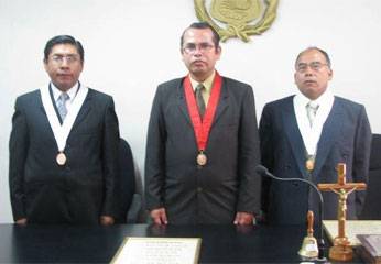Dr. Rolando Ferro, Dr. Mosqueira y Dr. Roberto Condori.
