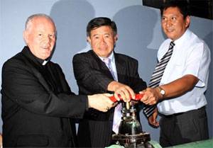 Monseñor Santarsiero, Ing. Nelson Chui Mejia y Juan Álvarez Andrade.