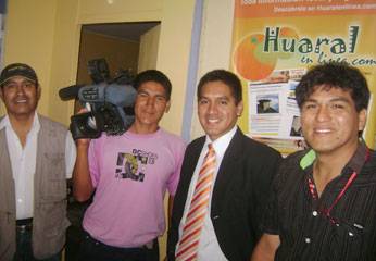 reporteros-de-canal-4 También llegaron a las instalaciones de Huaralenlinea. Se entrevistaron con varios medios de comunicación.