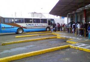 terminal-de-huacho-08-06-09-9 Pasajeros haciendo cola en el terminal de Huacho.