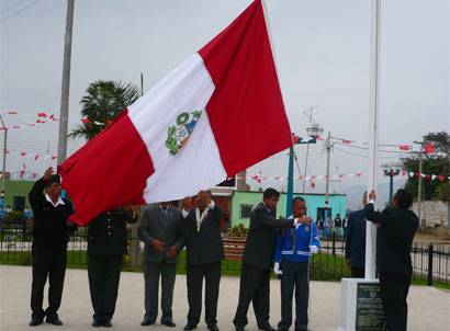 aucallama-izamiento-bandera Izamiento de la bandera nacional.
