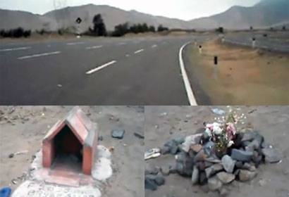 En el lugar, se levantan varios pequeños altares en memoria de las víctimas, los familiares dejaron ramos de flores.
