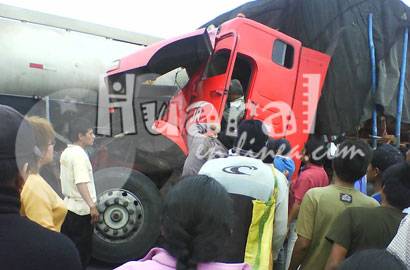 El tráiler rojo volvo se incrustó  en el camión cisterna.