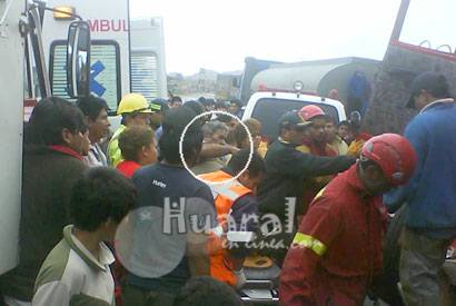 Bomberos voluntarios rescatan al accidentado.