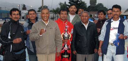 campeon-fulbito-master Alcalde de Aucallama, regidores y los campeones de VI Campeonato de Fulbito Master 2009.