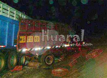 camion Las unidades pesadas quedaron empotradas por varias horas.