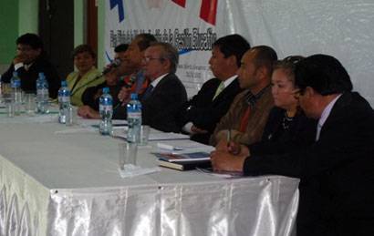 conferencia-chancay Autoridades locales, regionales, nacionales junto a ponente finlandés en mesa de honor de conferencia magistral “metodologías pedagógica aplicada en escuelas de Finlandia”