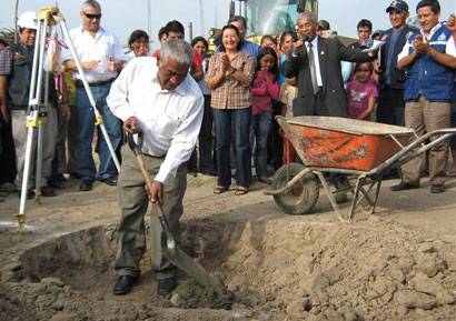 uribe-primera-piedra Alcalde de Huaral Jaime Uribe en colocación de la primera piedra.