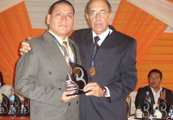 Donayre entregó trofeo a Sandro Reyes Director del Diario Chaski 