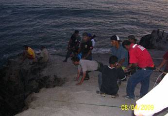 Rescatistas y voluntarios pugnaron contra el mar vanamente.