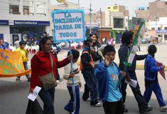 Marcha de estudiantes de Huaral por la educación inclusiva.