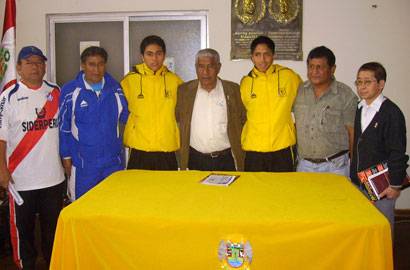 Antes del viaje a Inglaterra, jóvenes deportistas junto al alcalde de Huaral y regidores.