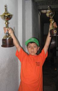 Daniel Rodríguez mostrando sus trofeos.