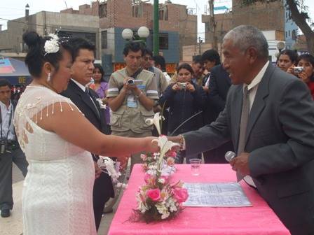 Alcalde Huaral Jaime Uribe Ochoa, felicitó a las parejas.