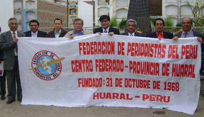 Periodistas del CFP de Huaral en el cementerio La Huaquilla, en honor a los colegas que descanzan en Paz.